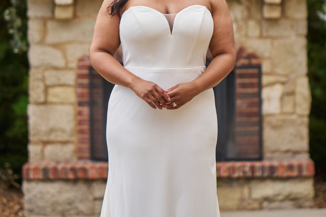 Sophisticated and sexy plus size simple crepe wedding dress with detachable puff sleeves.  Plain crepe slim front with sweetheart neckline and natural waist.  Optional lining included for the back bodice with criss-cross exposed boning.  Michelle Bridal by Sydney's Closet style MB2522