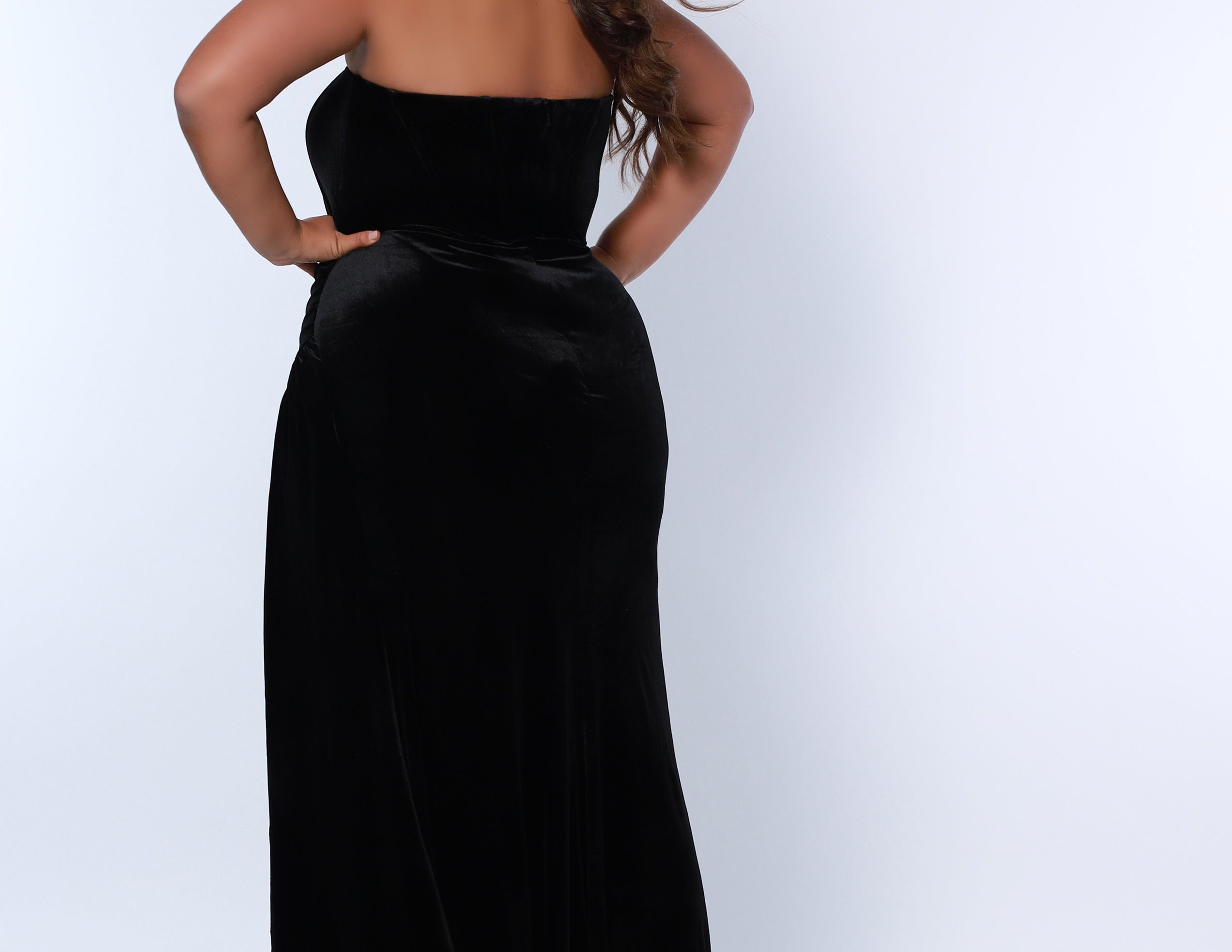 Sydney’s Closet SC7342 Black. Slim/Fitted silhouette, strapless with optional spaghetti straps. Modified Basque waist, exposed corset boning on bodice and a ruched waist. Stretch velvet, with high slit and sweep train.