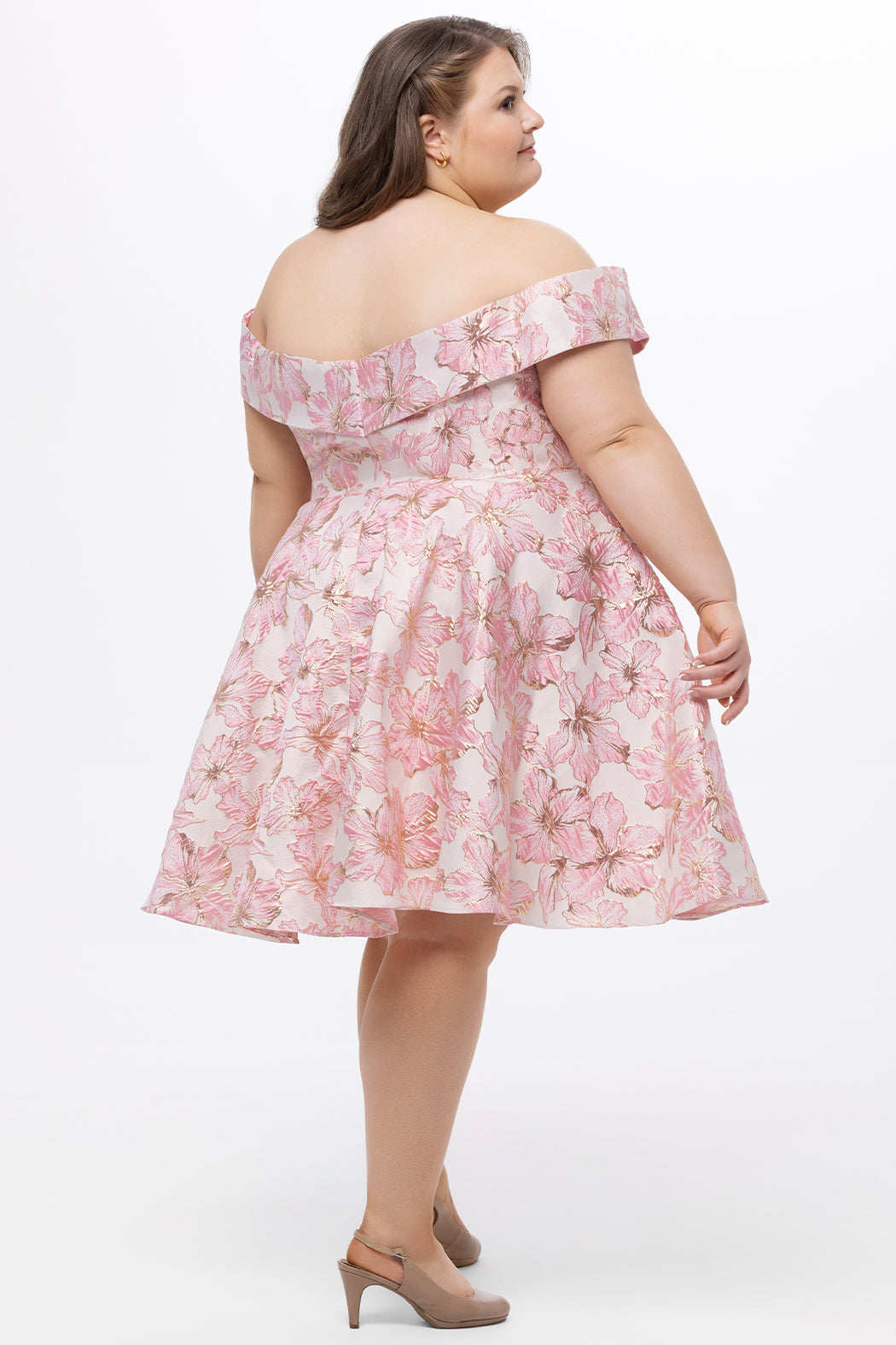 Celebrations by Sydney's Closet CE2610 in Light Pink Floral. 

Plus size knee-length party dress in metallic light pink floral brocde print. Off-the-shoulder neckline, natural waistline and A-line skirt with pockets. 