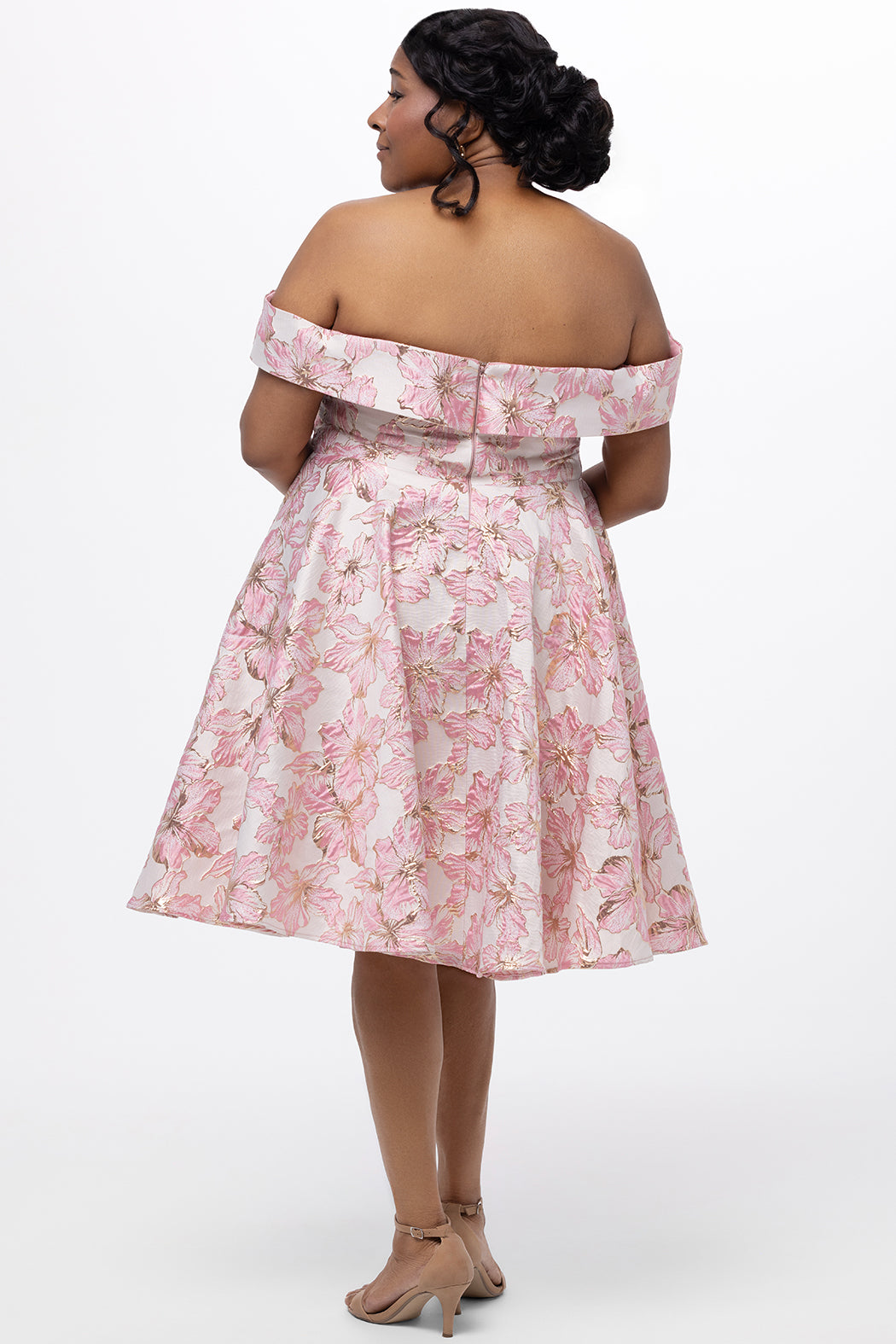 Celebrations by Sydney's Closet CE2610 in Light Pink Floral. 

Plus size knee-length party dress in metallic light pink floral brocde print. Off-the-shoulder neckline, natural waistline and A-line skirt with pockets. 