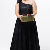 Celebrations by Sydney's Closet Style CE2614 in Black

Plus size maxi length formal dress. One-shoulder neckline with detachable bow at high point of shoulder, natural waistline and A-line skirt with pockets. 

Black floral brocade fabric. 

Shown with model holding a Christmas gift.