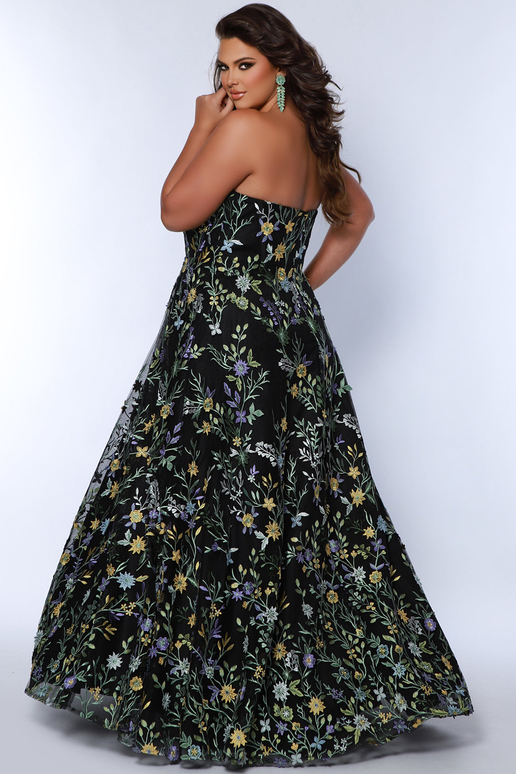 Sydney's Closet SC7381 Black. Embroidered 3D lace on net, A-line silhouette, Sweetheart neckline, Strapless, Bustier exposed boning bodice on front and back, Detachable puff sleeves snap on and off, A-line skirt Fully lined in satin.