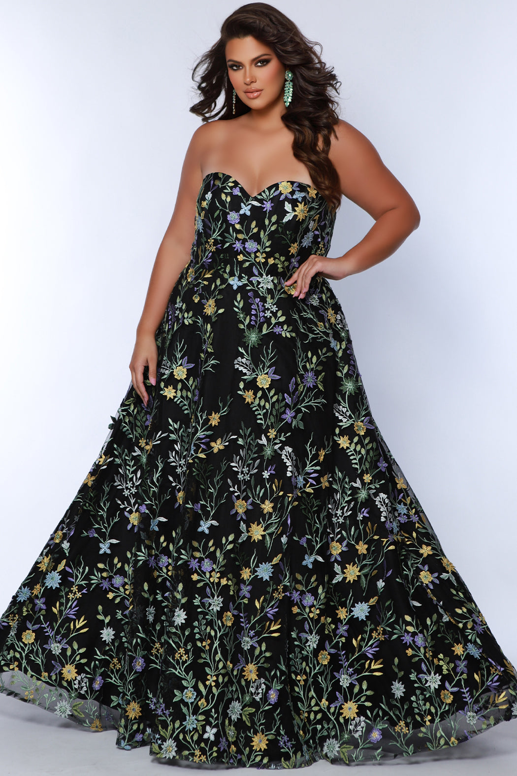 Sydney's Closet SC7381 Black. Embroidered 3D lace on net, A-line silhouette, Sweetheart neckline, Strapless, Bustier exposed boning bodice on front and back, Detachable puff sleeves snap on and off, A-line skirt Fully lined in satin.