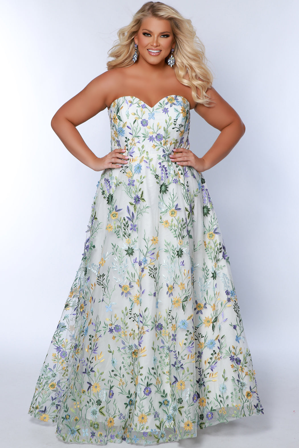 Sydney's Closet SC7381 Ivory. Embroidered 3D lace on net, A-line silhouette, Sweetheart neckline, Strapless, Bustier exposed boning bodice on front and back, Detachable puff sleeves snap on and off, A-line skirt Fully lined in satin.