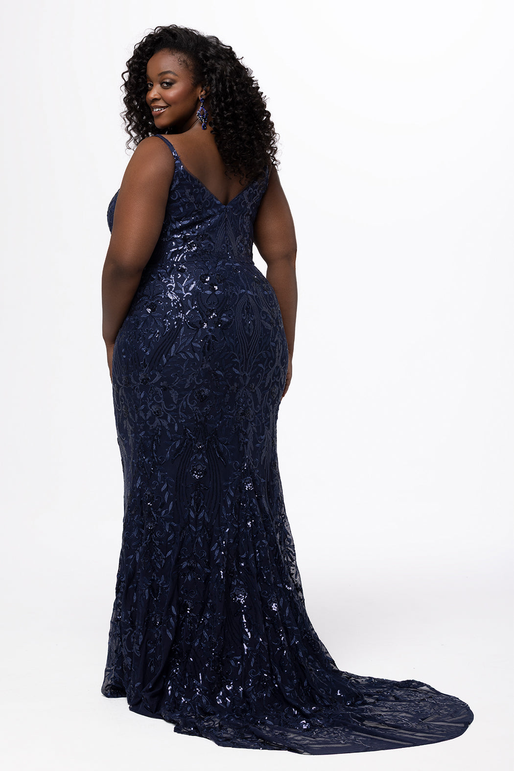 Sydney's Closet SC7429 in navy

Plus size slim/fitted silhouette. V-neckline with spaghetti straps, natural waisltine and slim skirt with a sweep train.  Stretch sequin on stretch mesh fabric all over and a stretch knit lining. 