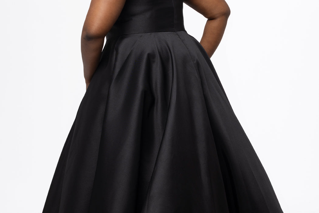 Sydney's Closet style SC7444 in black

A-line silhouette, square neckline with wide straps and detachable bows at high point of shoulder. Natural waistline, full A-line skirt with pockets and crinoline. 