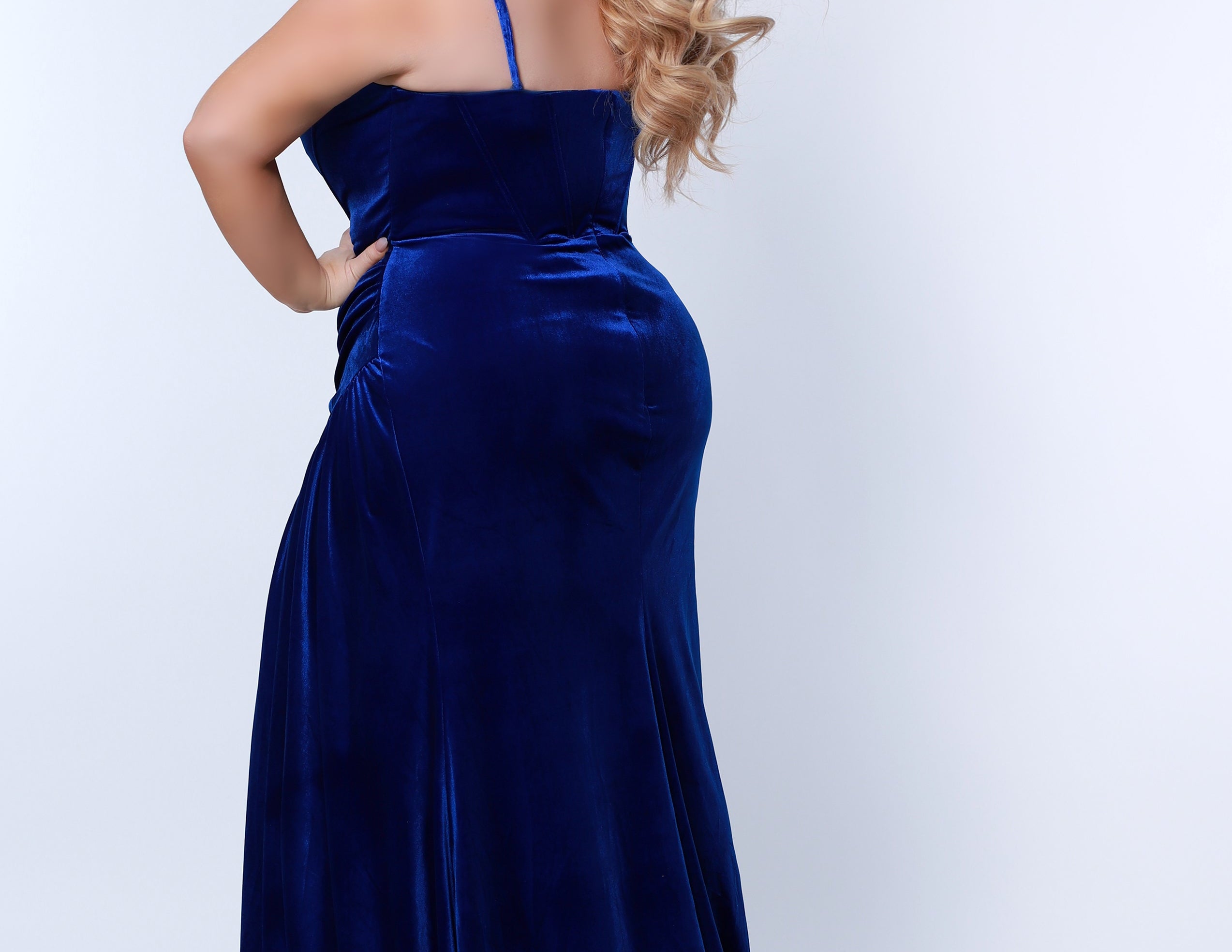 Sydney’s Closet SC7342 Royal blue. Slim/Fitted silhouette, strapless with optional spaghetti straps. Modified Basque waist, exposed corset boning on bodice and a ruched waist. Stretch velvet, with high slit and sweep train.